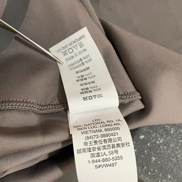 Vuori Evolve leggings in Smoke New! - Picture 8 of 11